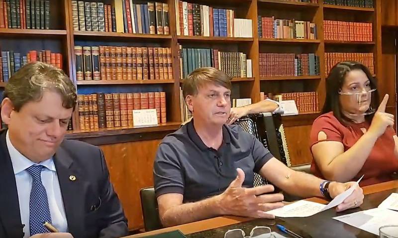  Sem acordo com Oxford, Bolsonaro ironiza vacina chinesa contra Covid