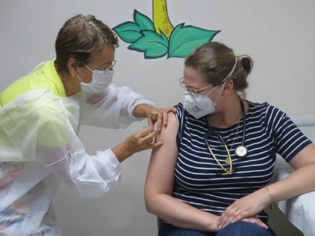MÃ©dica infectologista Ã© a primeira a receber vacina para Covid-19 em CuiabÃ¡