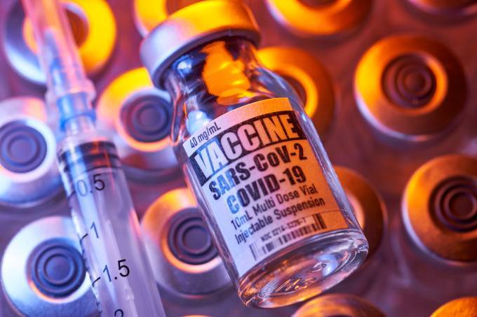 Vacina de Oxford apresenta 'inÃºmeras vantagens', dizem infectologistas