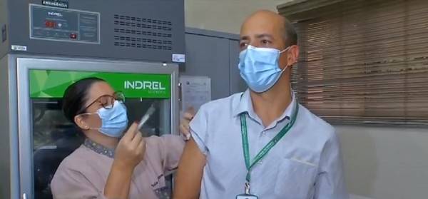 MÃ©dico que estÃ¡ com os pais na UTI com Covid-19 Ã© o primeiro a tomar vacina em cidade de MT: 'Moment
