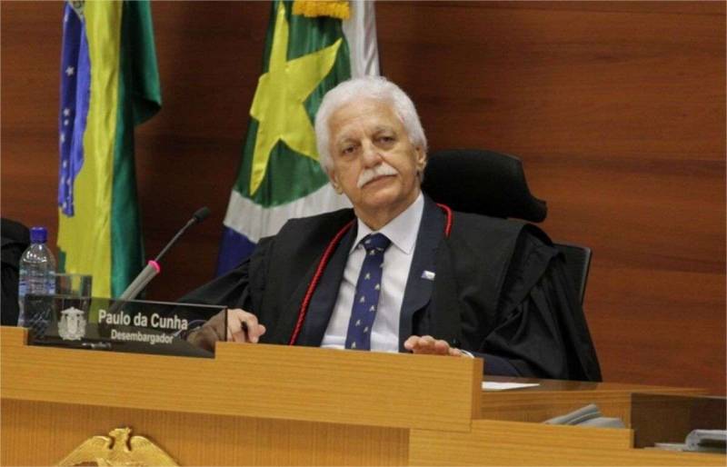Professores que ainda nÃ£o vacinaram devem voltar Ã s salas de aula, diz TJMT
