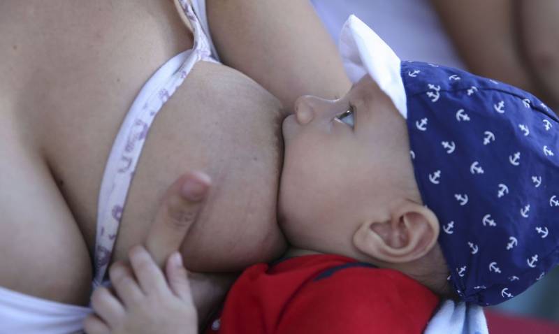 Anticorpos contra covid-19 podem passar para bebÃªs pelo leite materno