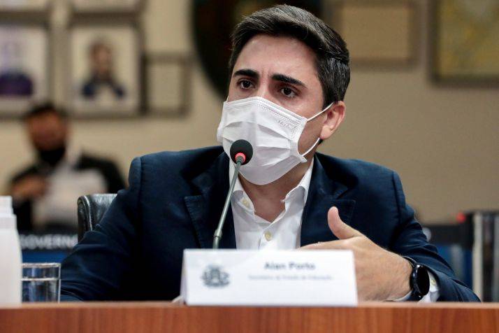 Seduc nega surto de Covid em escolas e cita curva descendente