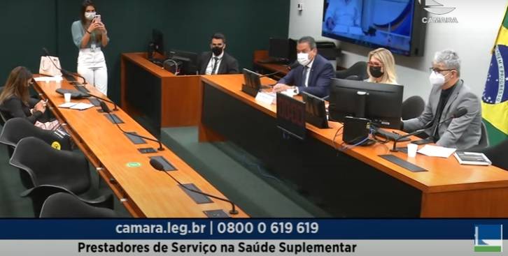 Na CÃ¢mara dos Deputados, mÃ©dicos denunciam desequilÃ­brio entre planos de saÃºde e prestadores de serv