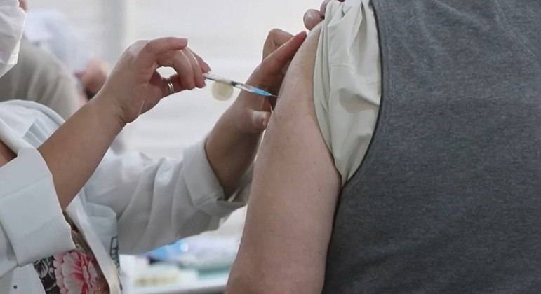 Idosos acima de 60 anos receberÃ£o dose de reforÃ§o contra a Covid