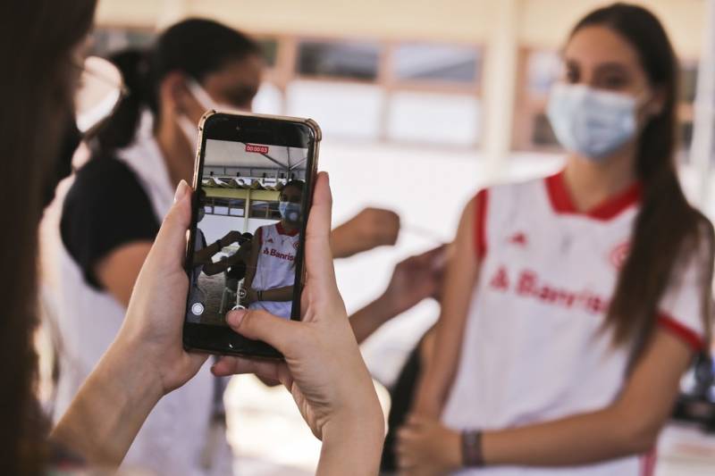 VacinaÃ§Ã£o em adolescentes segue sem prazo para iniciar em CuiabÃ¡