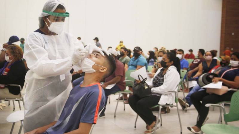 Taxa de transmissÃ£o da Covid-19 cai no Brasil apÃ³s um mÃªs e meio