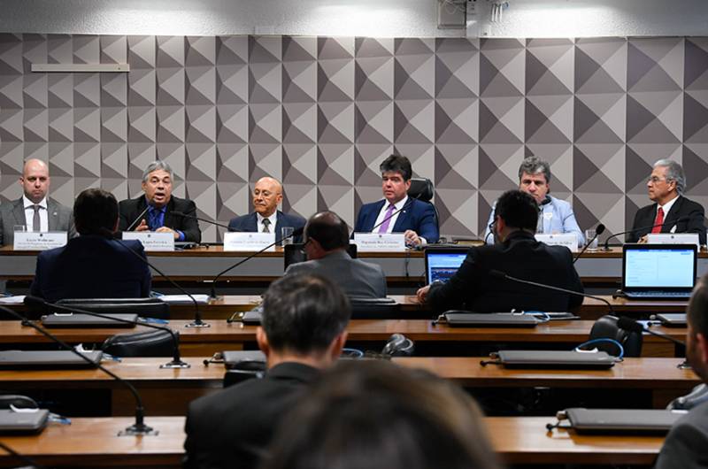 Entidades cobram carreira de Estado em debate sobre o MÃ©dicos pelo Brasil