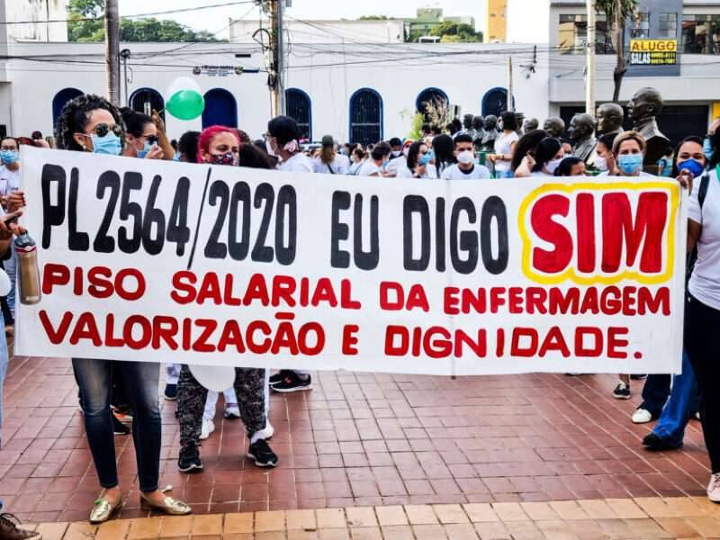 FÃ³rum da Enfermagem de MT realiza manifestaÃ§Ã£o pela aprovaÃ§Ã£o do piso salarial