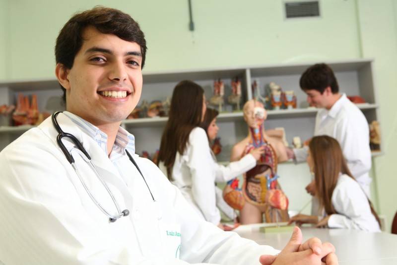 Busca de oportunidades estimula migraÃ§Ã£o de egressos de escolas mÃ©dicas, destaca nova ediÃ§Ã£o