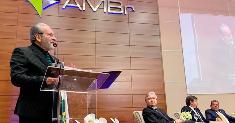 Solenidade de posse da nova diretoria do CFM reÃºne autoridades e representantes da medicina nacional