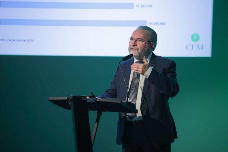 Em evento de cooperativismo, presidente do CFM defende qualificaÃ§Ã£o da assistÃªncia 