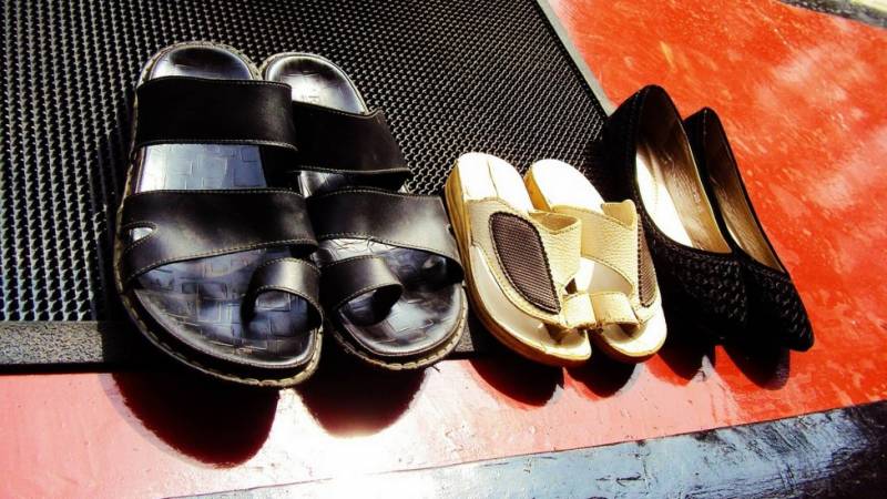 Cientistas recomendam tirar os sapatos antes de entrar em casa; entenda os riscos