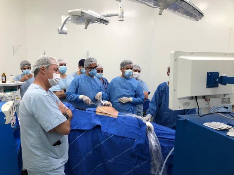 MÃ©dicos de MT se reÃºnem para discutir inovaÃ§Ãµes tÃ©cnicas em cirurgias de hÃ©rnia