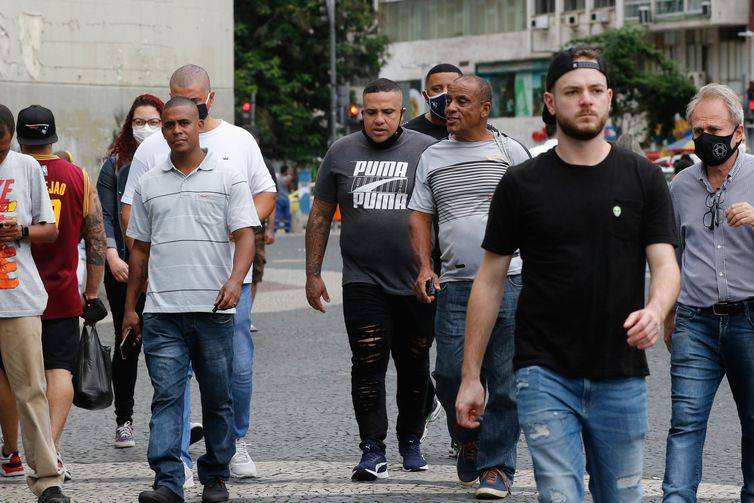 Cresce o nÃºmero de brasileiros que deixaram de usar mÃ¡scaras de proteÃ§Ã£o