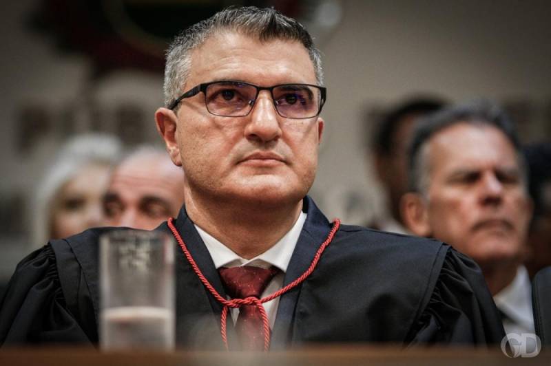 Chefe do MP acusa Emanuel de terceirizaÃ§Ã£o generalizada