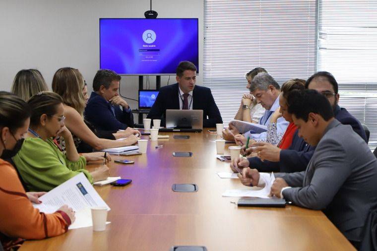Acordo transfere RegulaÃ§Ã£o de cirurgias de CuiabÃ¡ para o Estado