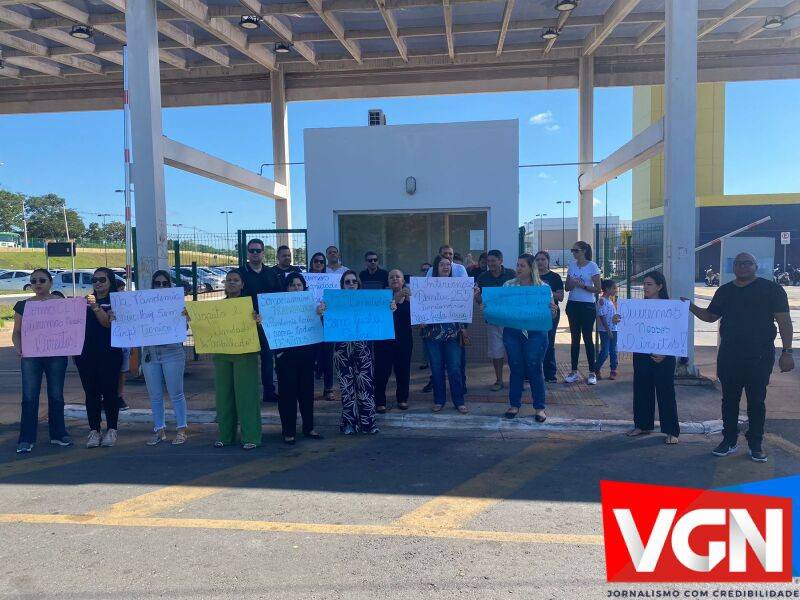 Exonerados pela Intervenção do Estado, ex-servidores da Saúde protestam no HMC