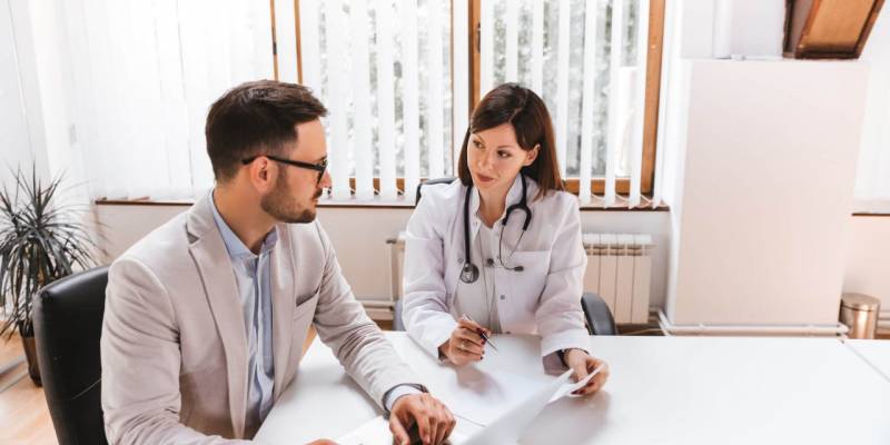 Conselheira do CFM reforÃ§a a vedaÃ§Ã£o contra a presenÃ§a de assistentes tÃ©cnicos nÃ£o mÃ©dicos em perÃ­ci