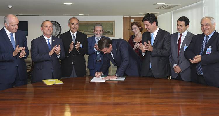 Presidente Jair Bolsonaro sanciona Lei do MÃ©dicos pelo Brasil