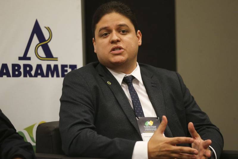  Com pedido de uniÃ£o de forÃ§as e promessa de trabalho intenso, Antonio Meira Junior assume presidÃªnc