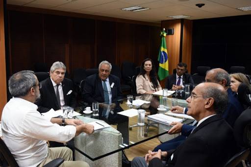 Entidades apresentam reivindicaÃ§Ãµes dos mÃ©dicos ao ministro da EducaÃ§Ã£o 
