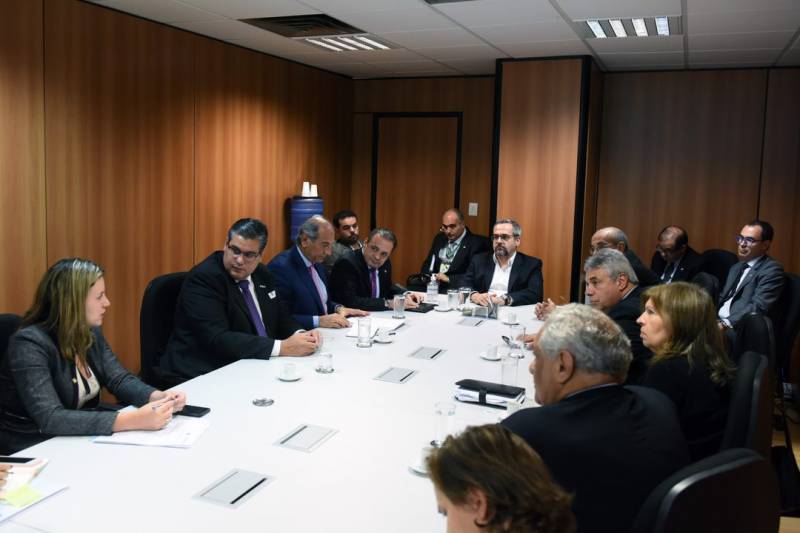 AMB, CFM E MEC DEBATEM QUALIDADE DO ENSINO MÃDICO
